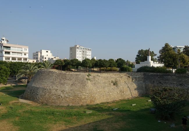 旧市街を取り囲む城壁