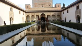 夜アルバイシンからアルハンブラを、昼アルハンブラからアルバイシンを展望しました。