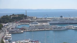 城壁に囲まれたスプリット旧市街の南側にあります