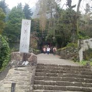 急な坂道。古い階段。絢爛な神社です。