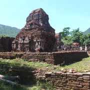 ２世紀末から１７世紀にベトナム中部から南部にかけて栄えたチャンパ王朝の遺跡です