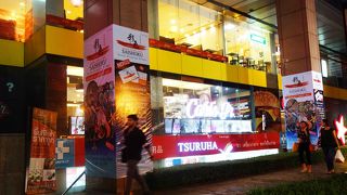 上階はオフィスになっている複合施設ビル