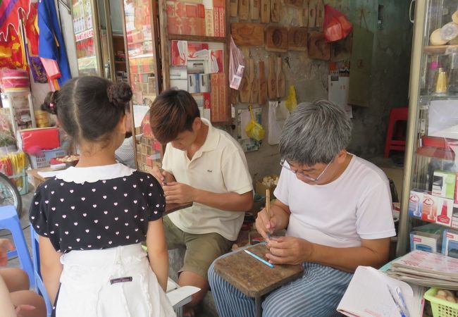 孫はお友達の名前を彫ってもらい、お土産にしましたよ！