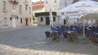 トゥロギール旧市街の中心となる広場です