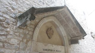 南門の近くにある修道院です