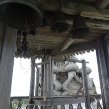 鐘の向こうにはプラオブラジェーンスカヤ教会の玉ねぎ屋根