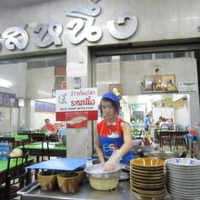 ６料理する店員