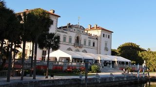 南国らしいマイアミの実業家の豪邸