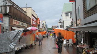お土産品（海産物系が多い）の露天販売街
