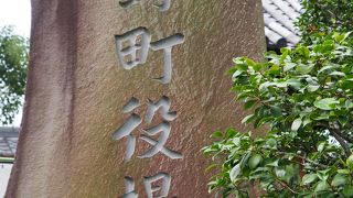 宝仙寺の境内にあります