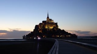 モンサンミッシェルの夜と朝の景色