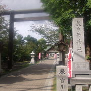 栄町界隈で存在感を示している神社です