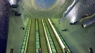 ナポリの地下鉄はどこもきれいですが中でもトレド駅が一番！