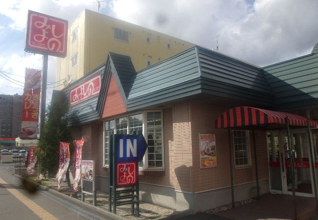 某牛丼チェーン店を彷彿とさせる、カウンター席のみの店舗です