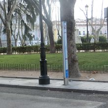 王宮から公園の横の道を東に行く途中