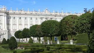 マドリード王宮の前にあります