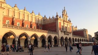 いろいろな種類のお土産やが集中