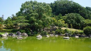 美しい日本庭園とか石垣の櫓跡のようなものまであって