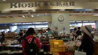 たくさんの種類のお菓子とかを置いたバリバリのお土産物屋