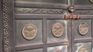 重厚な門の冷たい感触に威厳を感じました。