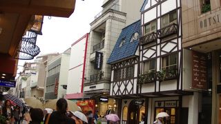 古いが活気のある商店街