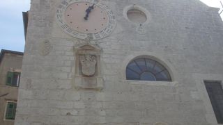 時計や鐘なや窓や彫刻が一見不規則なようで絶妙に配置されていると思いました