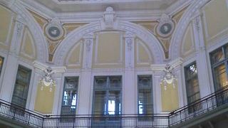 上を見上げると厳かなドームがあり、明治時代の駅舎を彷彿とさせてくれます。