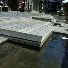 浅い湯船と木張りの靴脱ぎ場があります。