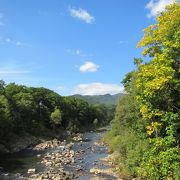 緑や紅葉がきれいな渓流沿いでバーベキューができる