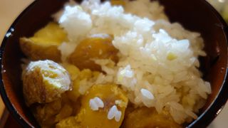秋は「栗おこわ」です。安くておいしい。