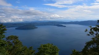 雄大さと繊細さを兼ね備えた秀逸なカルデラ湖