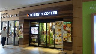 駅の目の前にあるカフェ