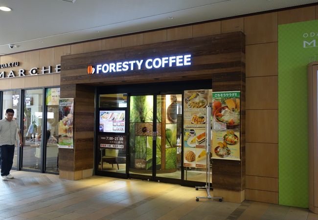 駅の目の前にあるカフェ