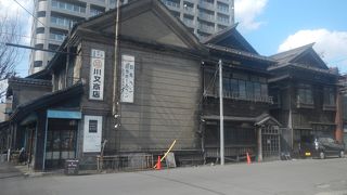 現在は雑貨屋として使われている建物