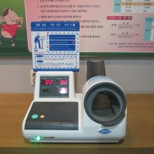血圧の測定器があります
