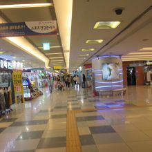 隣接して地下街があります