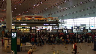 ターミナル3　出発ロビーへはAPMトレインに乗っていきます