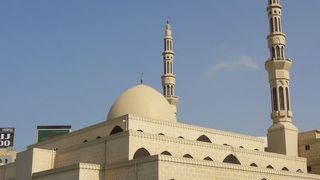 遠くからでもひときわ目立つモスク