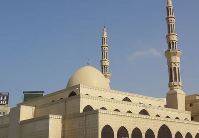 遠くからでもひときわ目立つモスク
