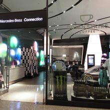 高級外車の店もありました