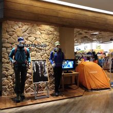 アウトドアの店も充実