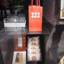 店舗前のショーウィンドウ