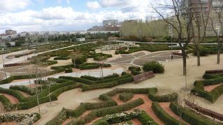 南外れのマンサナレス川にかかっています