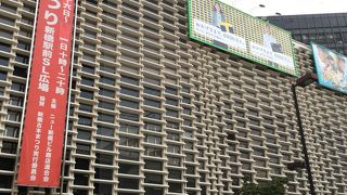 名前はニューですが、ビルの中は混とんとしています