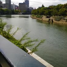 平和公園の東側の川です。