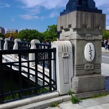 多くの観光客が集まっています。