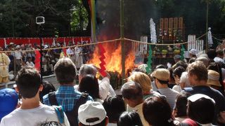 恒例の宿場祭りの火渡りがおこなわれます