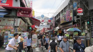 人人、そして人、うらやましいばかりの人にあふれた商店街です