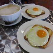 カフェラテとクロックマダムで朝食を