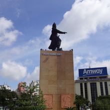 周りは噴水などがあり、整備されている。